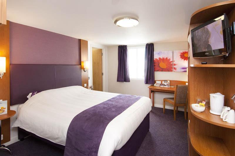 Premier Inn London Enfield Exterior foto