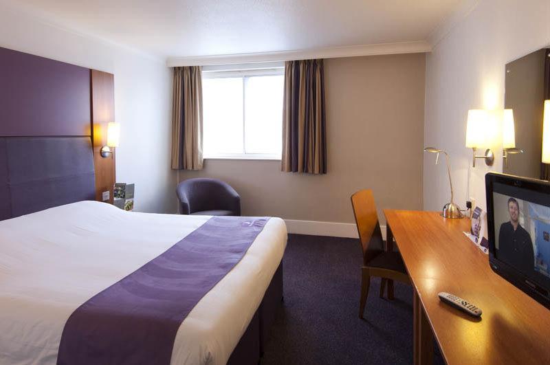 Premier Inn London Enfield Exterior foto